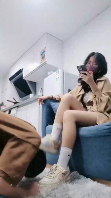 【嘉妮】学生S臭鞋臭袜气味辱狗【双视角版】 bf20078