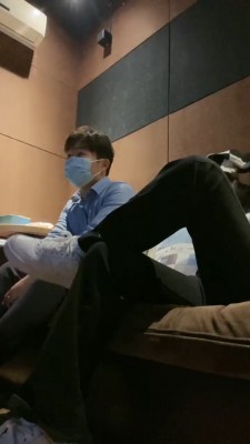 【九九女王】私人影院开发学弟做狗 bf20177