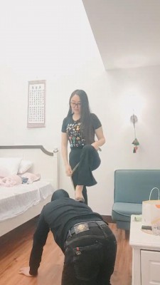 【香香小公举】和素人表姐玩狗-鞭打/脚喂食酸奶 bf20238