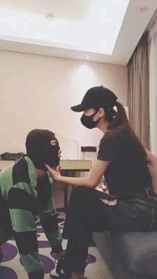 【美娜】御姐运动鞋超臭白袜辱狗 bf20360