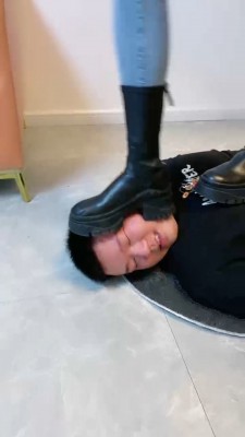 【麋鹿银儿】带素人小姐姐全体重踩狗 bf21155