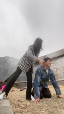 【猫咪大人】户外暴力踢踹偷拍狂【双视角版】 bf21122