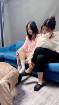 【狗哥】双素人船袜塞嘴全体重踩 bf21099