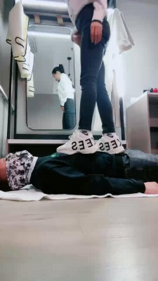 【昆山小主】女白领踩踏/踢裆场 bf21253