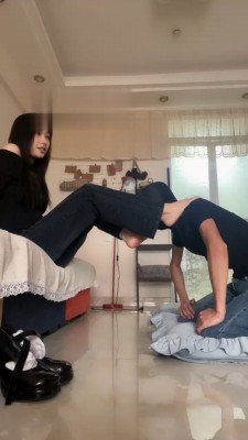 【田甜圈】拴狗遛弯高跟踩脸 bf21650