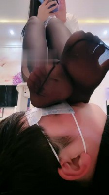 【罗宾】黑丝裸足踩狗脸 bf21663