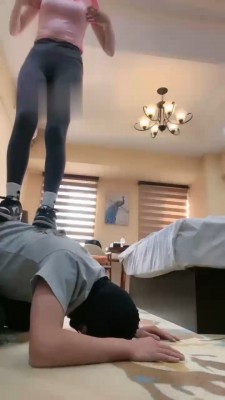 【小妮大人】运动鞋棉袜踩踏贱狗 bf21966