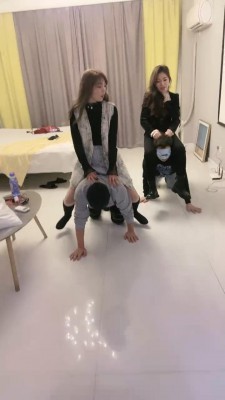 【晴儿】姐妹花玩弄哥俩狗-踢裆/舔靴/骑马 bf22080