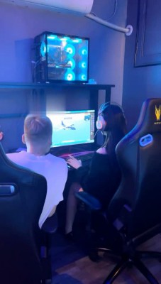 【Fiona菲菲】网吧系列2调教偷丝袜的猥琐男【完整版】 bf23229