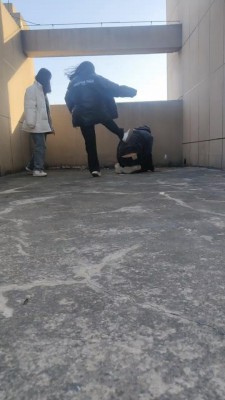 【最抗揍M】精神小妹天台暴力虐 bf23664