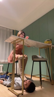 【年华S】网红素人主播长靴肉丝全体重踩踏 bf24012