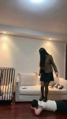 【桃幼幼】学妹胯下玩弄师兄/皮鞋黑丝踩踏 bf24367