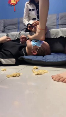 【精神小妹】精彩-多学生素人S踩食物喂狗 bf24663