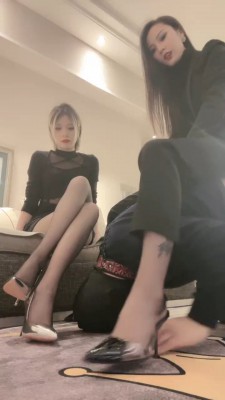 【萱萱S】高跟黑丝全体重踩踏/吃烟灰吃口水【双视角版】 bf24786