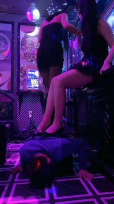 【桃子/榕s】姐妹花ktv双调贱狗-皮靴踩踏/高跟鞋插嘴【双视角版】bf24797