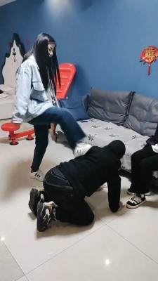 【吴迪】双学生S-运动鞋暴力踢踹/踩/舔脏鞋臭脚 bf25292