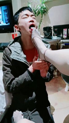 【bibi团】舔高跟鞋底/白丝脚喂食酸奶/裸足插嘴 bf25444