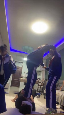 【精神小妹】4S学生主钉子鞋暴力踩跺-臭鞋袜封嘴 bf25354