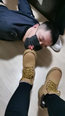 【文文文】姐妹花辱脚垫舔脏鞋底/碾头 bf25549