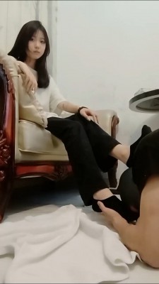 【思思】超可爱学生主-小白鞋黑短袜辱狗/踩喂食【双视角版】bf25672