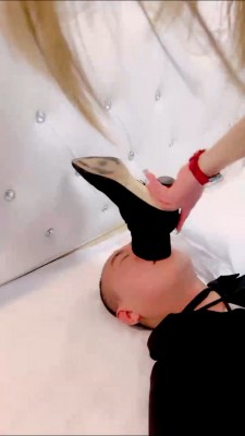 【梦涵大大】人形犬驯化-口水/耳光/全体重踩踏/闻鞋窝 bf25917