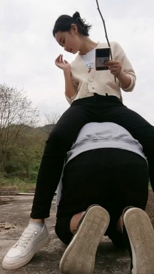 【小小小魔女】户外骑马-树枝抽-棉袜捂脸-舔鞋踩踏 bf26044