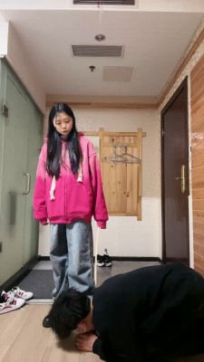 【小妍S】拖鞋抽狗脸/藤条暴抽/强制舔脏靴底/踩 bf25996