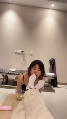 【橘子没熟】母畜-边舔原味白袜jio/边喝圣水/舔脚趾 bf26115