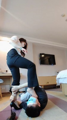 【梵高】职业装高跟诱惑-转胯肉丝踩/高跟踩爪【双视角版】bf26050