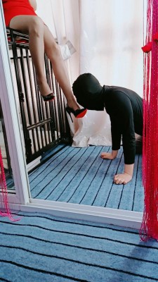 【bibi团】高跟疯狂插嘴-舔闻黑丝玉足 bf26309