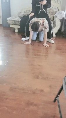 【妖玲】运动鞋白袜气味羞辱-遛狗 bf26363