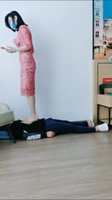 【小爷】高跟全体重踩踏 bf26365