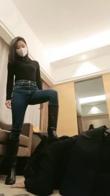 【御神】长靴全体重踩踏/转胯遛狗/闻舔原味白袜脚 bf26432