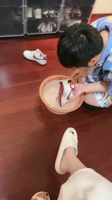 【桃幼幼】家奴刷鞋舔鞋-喝洗鞋水 bf26469