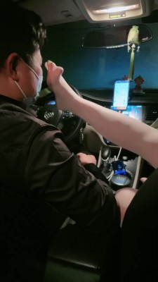 【馨妍】开发滴滴司机车内舔脚 bf26643