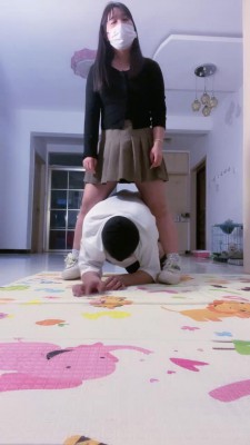 【蔓哥】萝莉主小白鞋踩狗爪/转胯/骑马坐脸/闻舔鞋底 bf26637