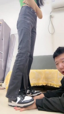 【素人星探】运动鞋白袜全体重踩-强制闻鞋窝白袜脚-棉袜塞嘴 bf26544