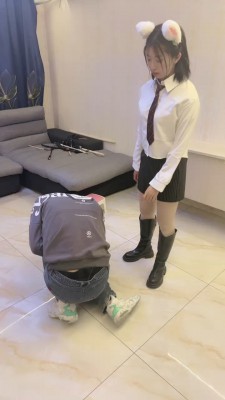 【依依子】萝莉主长靴重度提档/肉丝全体重踩踏 bf26741