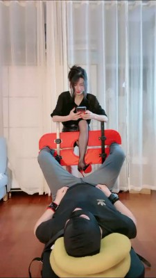 【芷晴】吃脚皮脚指甲喝口水-刑具固定强制黑丝踩 bf26812