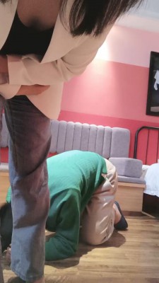 【嗯哼S】高跟裸足踩踏喂食 bf26861