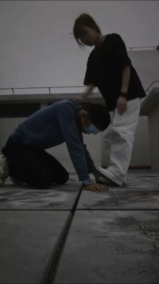 【小亿】阳台素人调-小白鞋超臭白棉袜强迫狗闻舔【完整版】bf26891