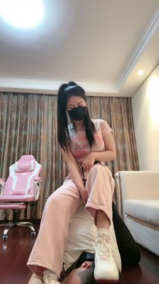 【桃幼幼】健身回家原味辱狗-吃袜子/踩踏舔脏鞋/耳光抽 bf26936