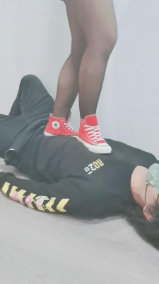 【小欣欣情侣】开发蹂躏脚垫/帆布鞋小白鞋暴力跳踩 bf26942