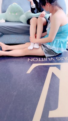 【苏恩】双S-白袜脚踩闺蜜聊天【完整版】 bf26948