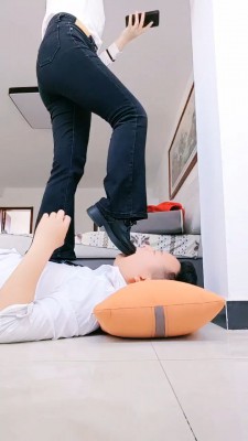 【小贱mt】素人-皮鞋踩踏/黑丝超强窒息【双视角版】 JS23041910