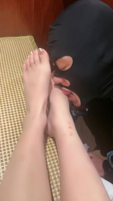 【奈奈生】足浴店舔和服小姐姐裸足/喂食 JS23041805