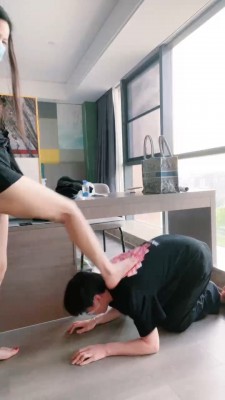 【琪琪大人】桌下视角羞辱/提档/裸足踩踏 bf27324