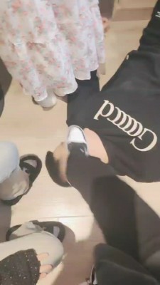 【爆爆】4素人S-轮流抽耳光/穿鞋踩踏碾压/遛狗 bf2731