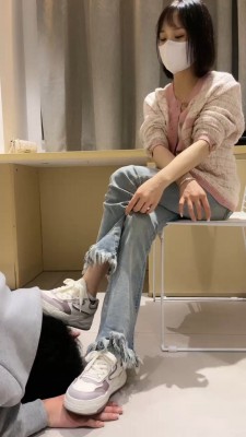 【桃酥S】逛街回来强迫狗舔脏鞋臭袜/鞭打 bf27142