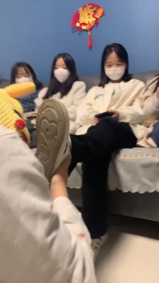 【精神小妹】4S群调群虐-运动鞋棉袜舔/全体重踩踏/提档耳光 bf27265